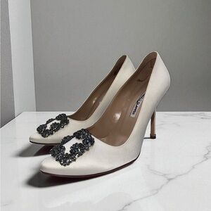 MANOLO BLAHNIK Hangisi Satin Buckle Pumps